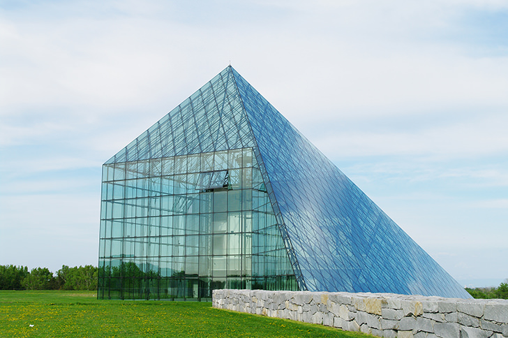 ガラスのピラミッドのフリー写真素材