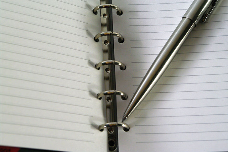 手帳とペンのフリー写真素材
