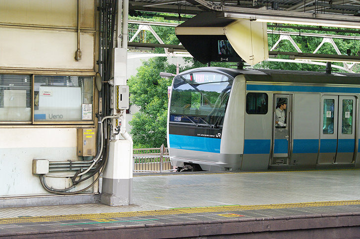 京浜東北線（上野駅ホーム）のフリー写真素材