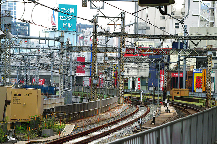 上野駅から見た線路のフリー写真素材