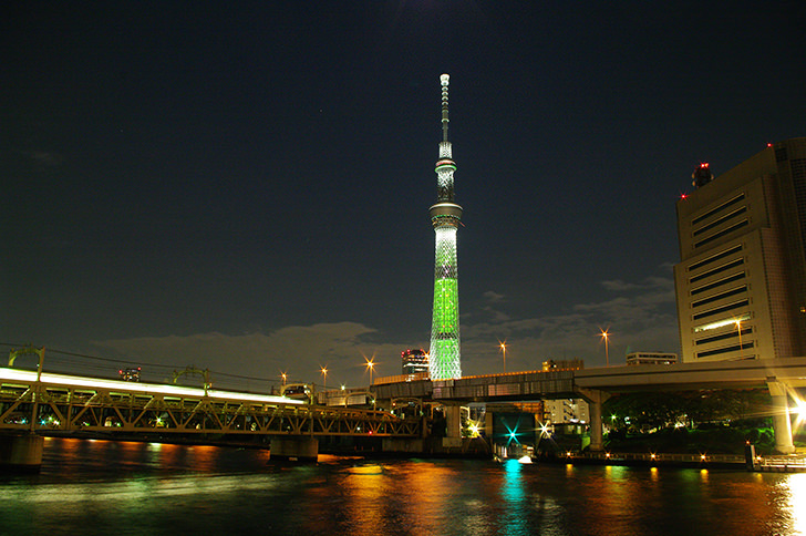 隅田川とスカイツリー夜景の商用利用可能なフリー写真素材