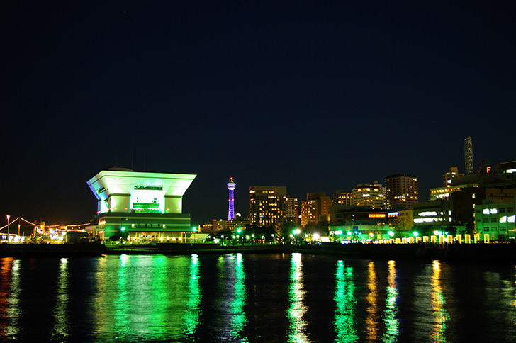 象の鼻パークから見る横浜の夜景の商用利用可能なフリー写真素材