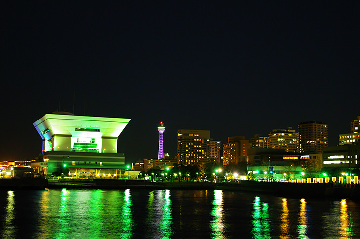 象の鼻パークから見る横浜の夜景のフリー写真素材