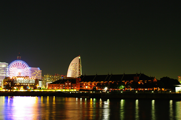 横浜の夜景(赤レンガ倉庫)の商用利用可能なフリー写真素材