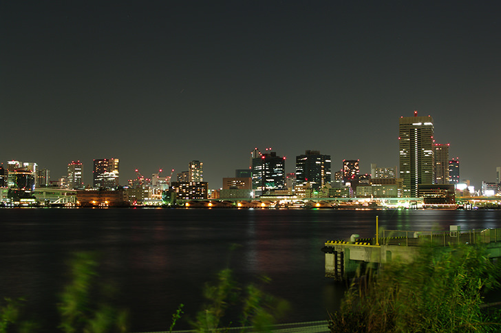 東京の夜景（晴海埠頭）のフリー写真素材