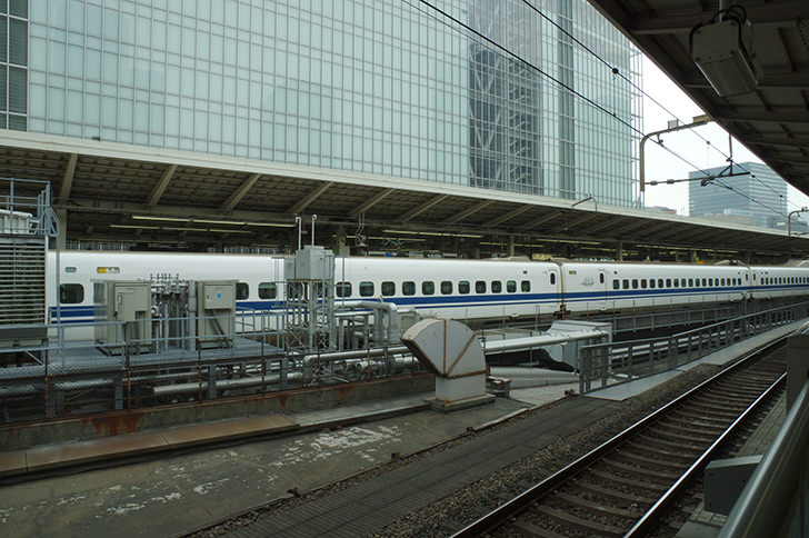 東京駅ホームから見える新幹線のフリー写真素材