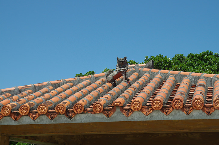 屋根の上のシーサーのフリー写真素材