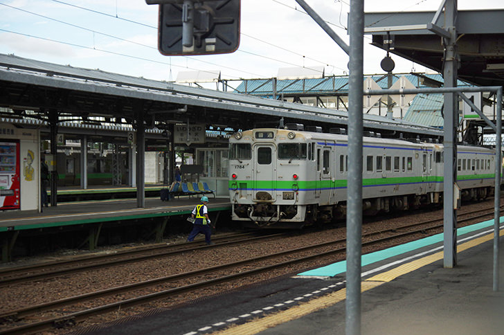 岩見沢駅ホームとキハ40系のフリー写真素材