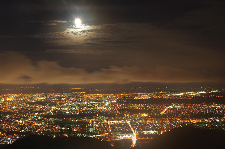 札幌の夜景と月のフリー写真素材