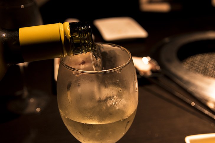 注がれる白ワインの商用利用可能なフリー写真素材