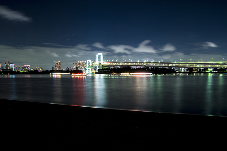 レインボーブリッジの夜景のフリー写真素材