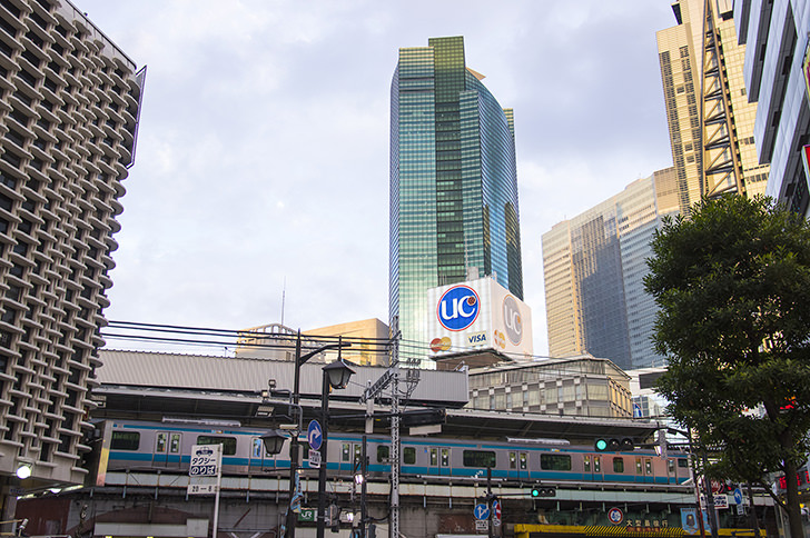 JR新橋駅と京浜東北線のフリー写真素材