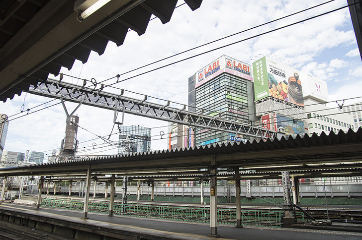 JR新橋駅ホームのフリー写真素材