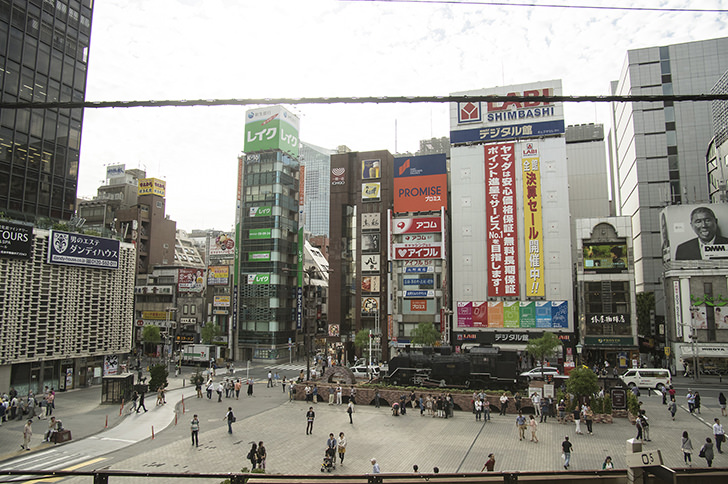 JR新橋駅前のフリー写真素材