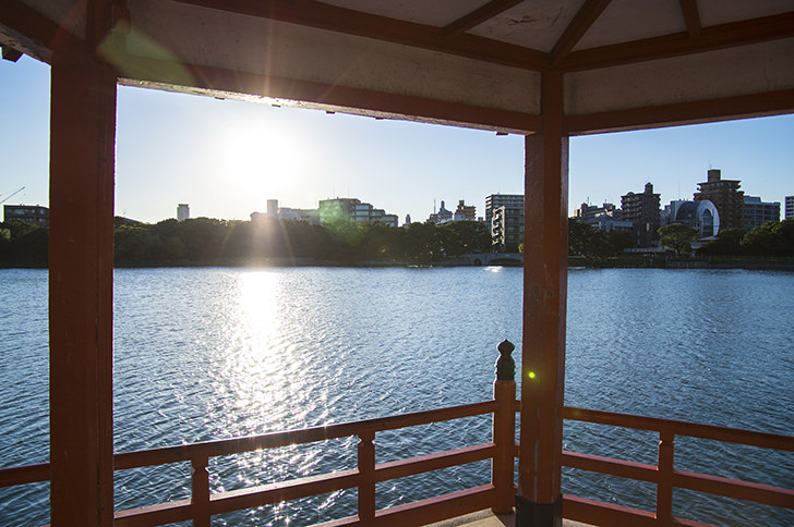 福岡大濠公園の浮見堂からの景色のフリー写真素材