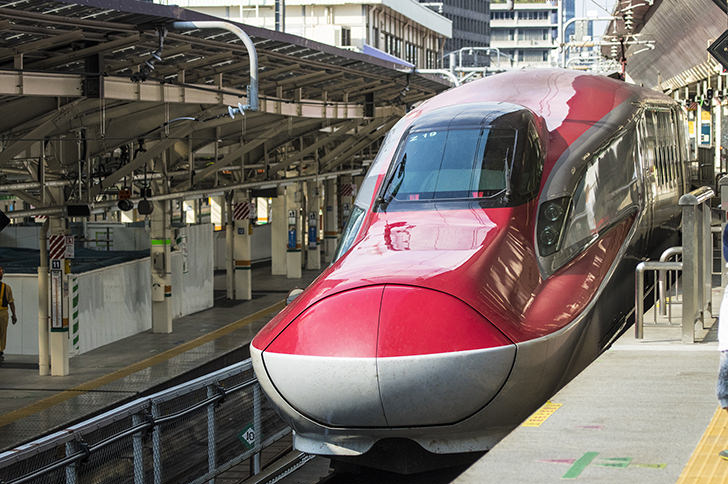 東北新幹線E6系「スーパーこまち」の商用利用可能なフリー写真素材