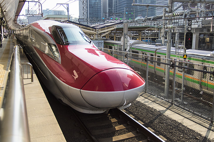 東北新幹線E6系「スーパーこまち」の商用利用可能なフリー写真素材