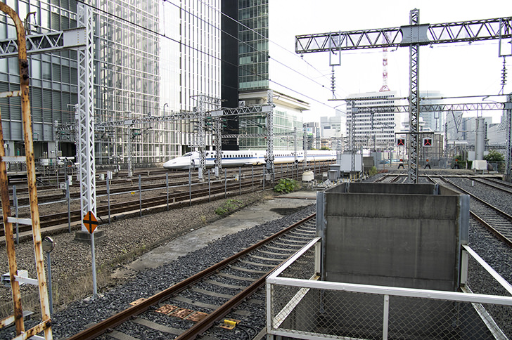 東京駅ホームとN700系新幹線「こだま」のフリー写真素材
