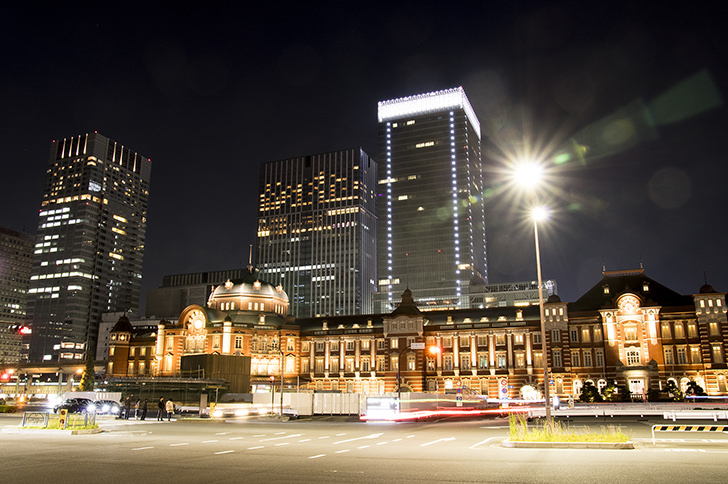 夜の東京駅の商用利用可能なフリー写真素材