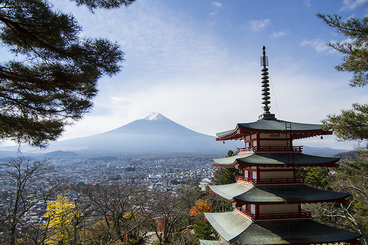 新倉山浅間公園の忠霊塔と富士山のフリー写真素材