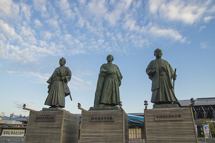 高知駅前の３志士像のフリー写真素材