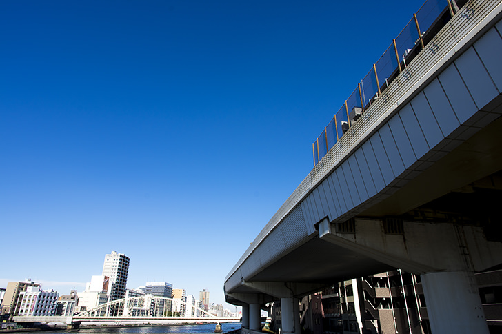 両国橋から見る隅田川と首都高のフリー写真素材