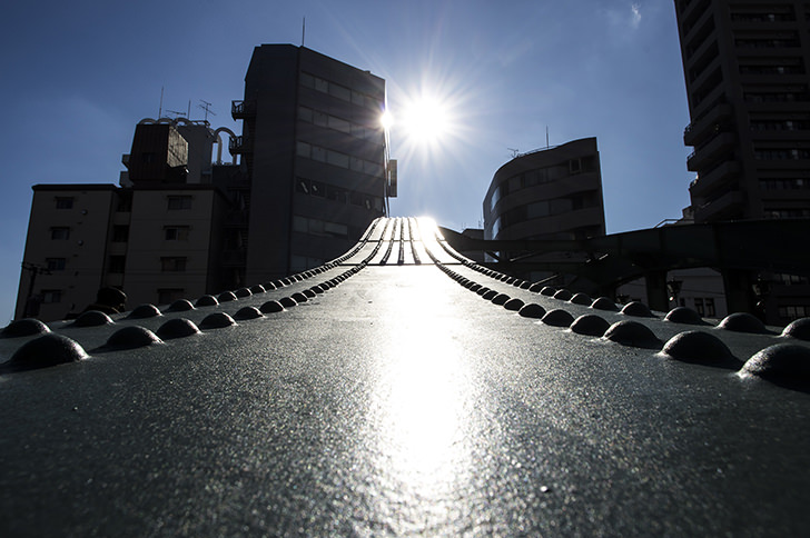 柳橋から見る太陽のフリー写真素材