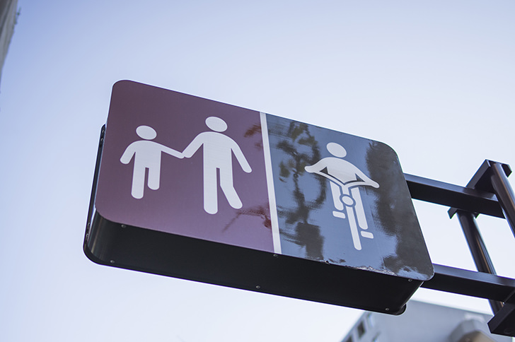 自転車・歩行者レーン標識のフリー写真素材