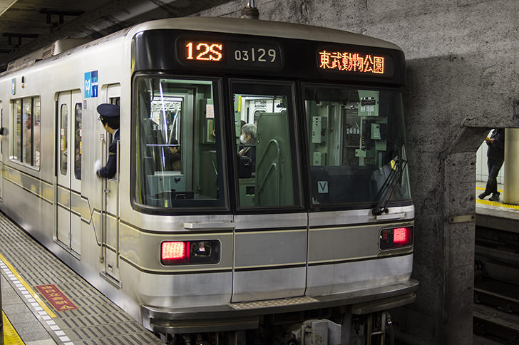 東京メトロ日比谷線の車両のフリー写真素材