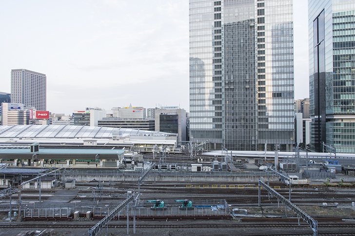 東京駅ホームと周辺ビルのフリー写真素材