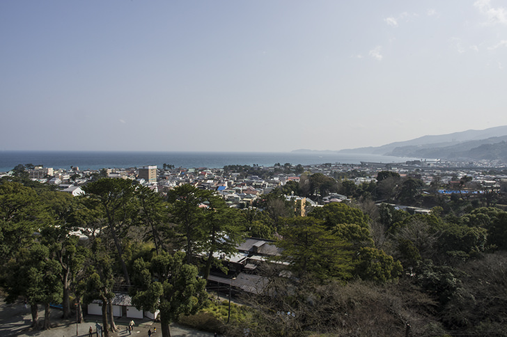 小田原城天守閣から見た相模湾の商用利用可能なフリー写真素材