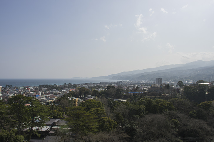 小田原城天守閣から見た小田原市街と相模湾の商用利用可能なフリー写真素材
