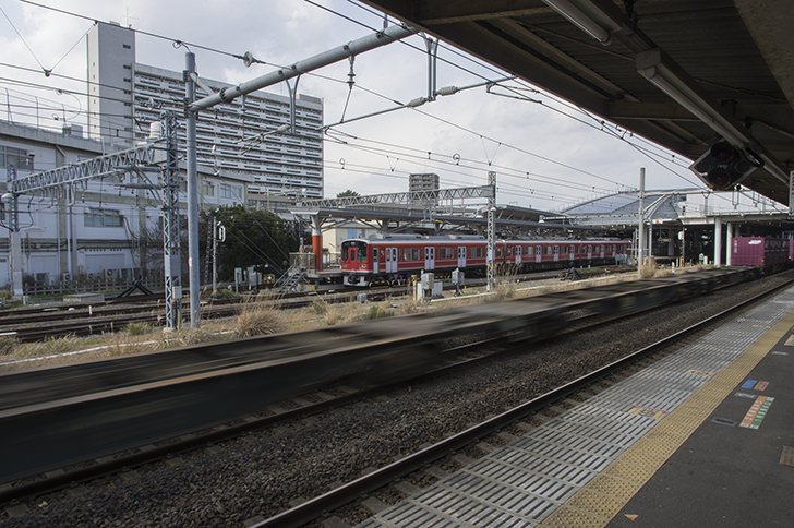 小田原駅ホームの赤い小田急線1000系のフリー写真素材