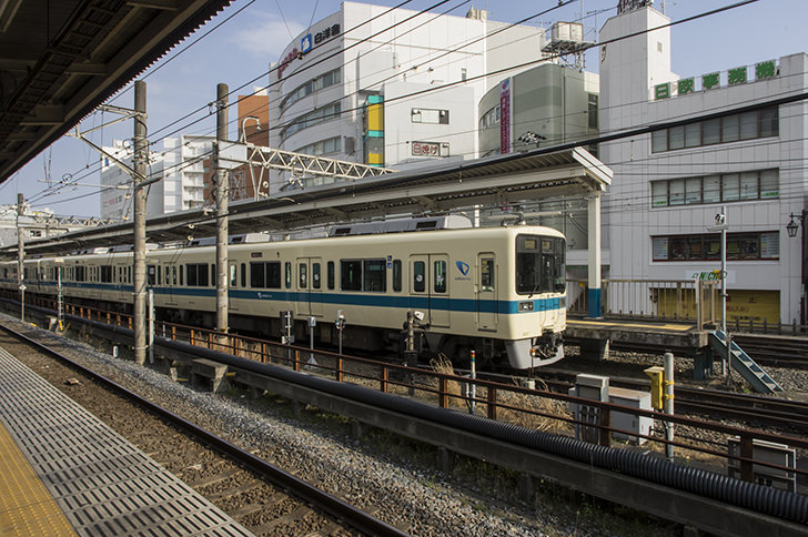藤沢駅ホームの小田急線8000系のフリー写真素材
