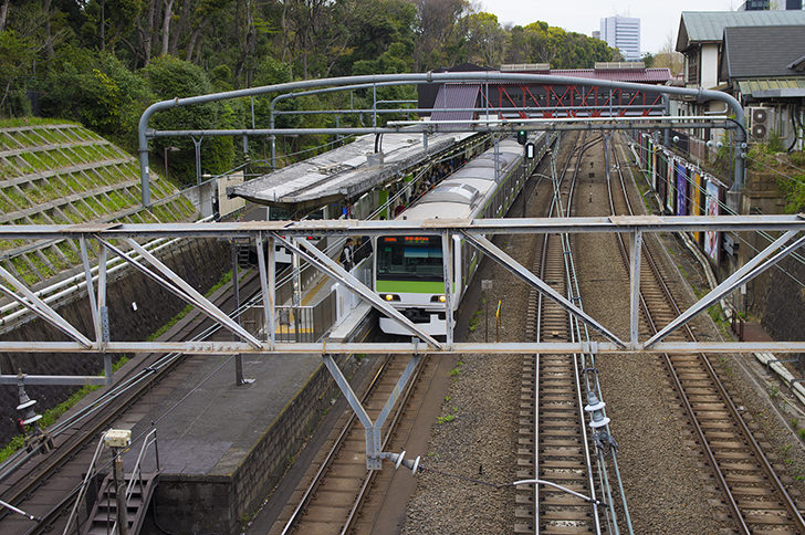 原宿駅の山手線のフリー写真素材