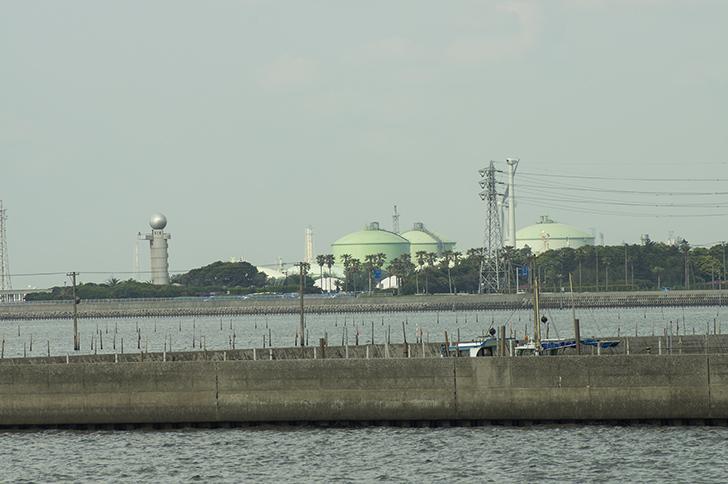 東京湾から見える工場地帯のフリー写真素材