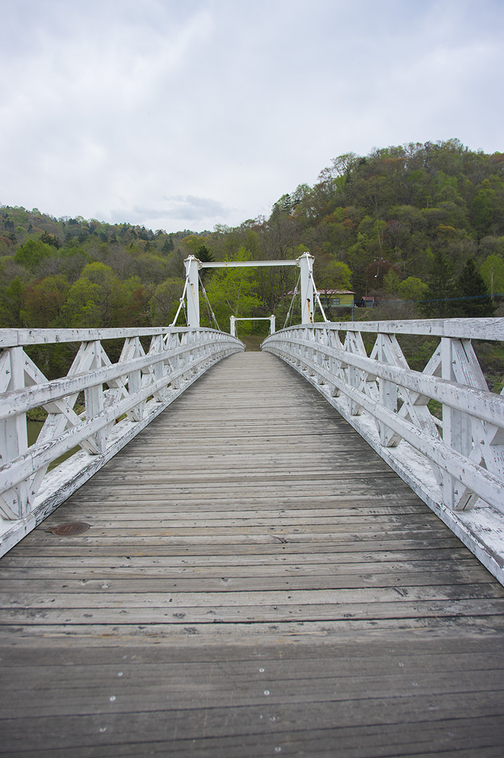 神居古潭の吊り橋（神居大橋）のフリー写真素材