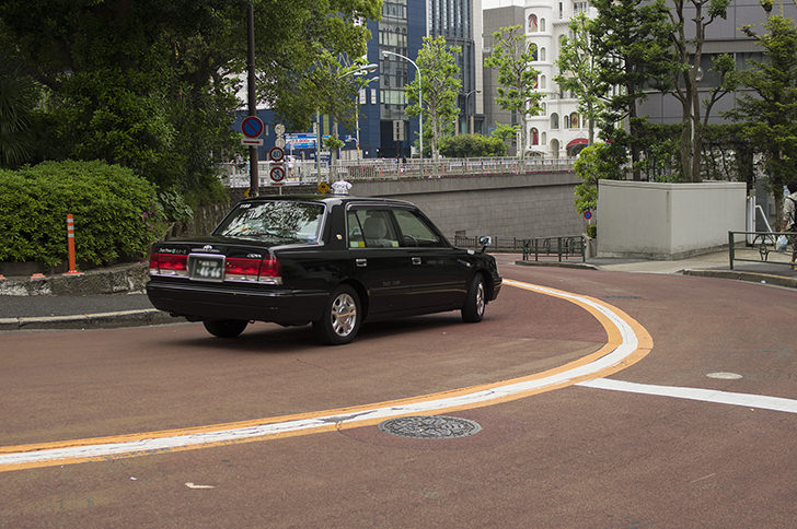 乃木坂を走るタクシーのフリー写真素材