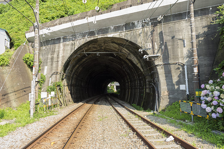 線路とトンネルのフリー写真素材