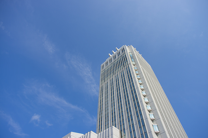 横須賀のビルと空の商用利用可能なフリー写真素材