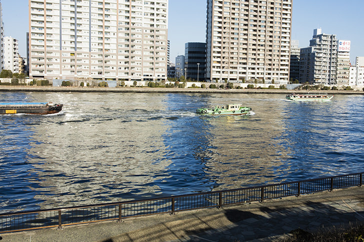 隅田川と船のフリー写真素材
