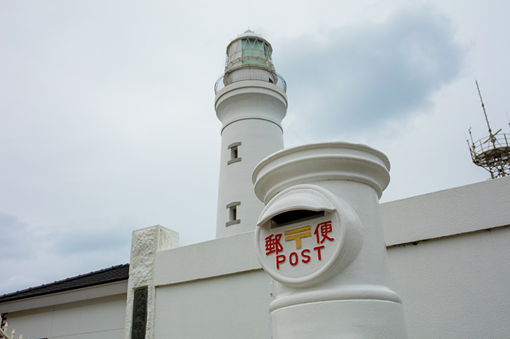 犬吠埼灯台と白い郵便ポストのフリー写真素材