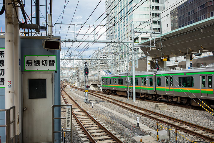 東京駅ホームから見えるE233系上野東京のフリー写真素材