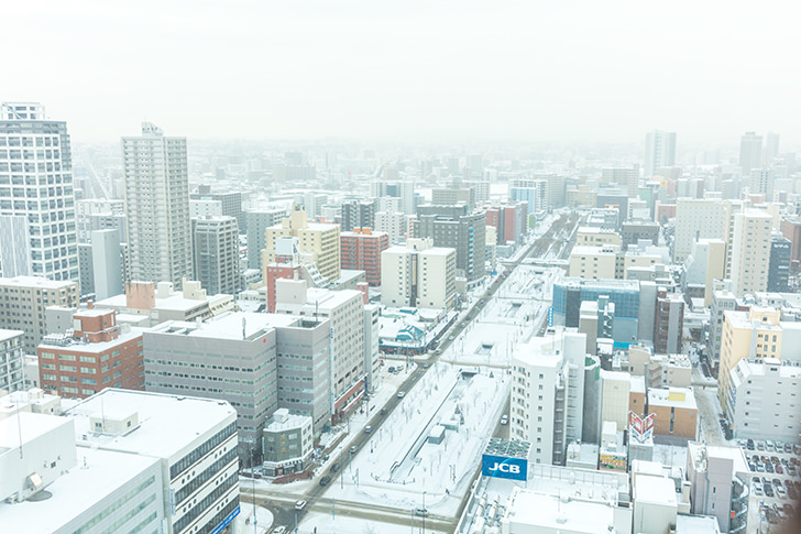 冬の札幌大通の風景（創成川方面）のフリー写真素材