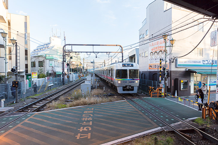 京王井の頭線久我山駅から見た1000系のフリー写真素材