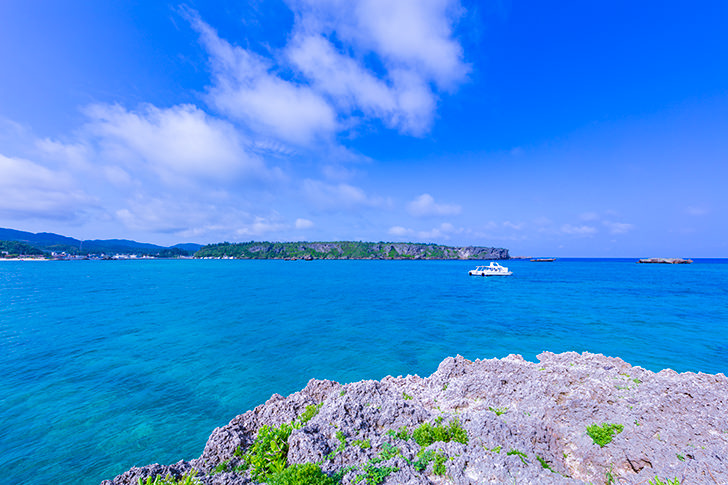 沖縄の海（恩納村）の商用利用可能なフリー写真素材