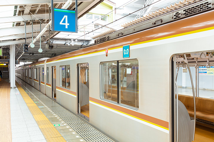 飯能駅に停まる東京メトロ有楽町線のフリー写真素材