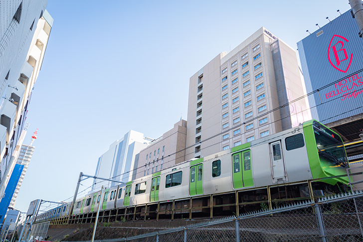 大塚駅に停まる山手線E235系のフリー写真素材