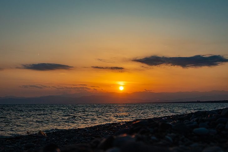 沼津 千本浜海岸の夕陽のフリー写真素材
