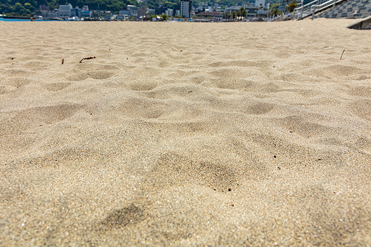 熱海サンビーチの砂浜の商用利用可能なフリー写真素材